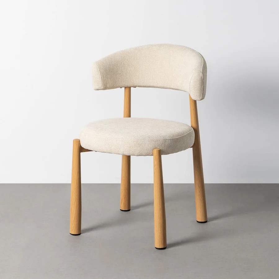 Chaise tissu blanc cassé sur fond gris, vue de trois quarts