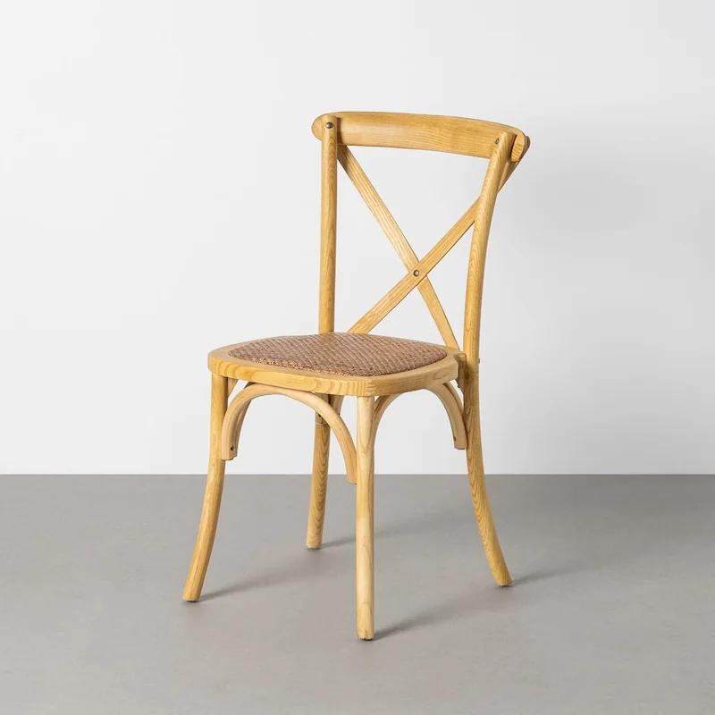 Chaise en orme à dossier croisé sur fond gris