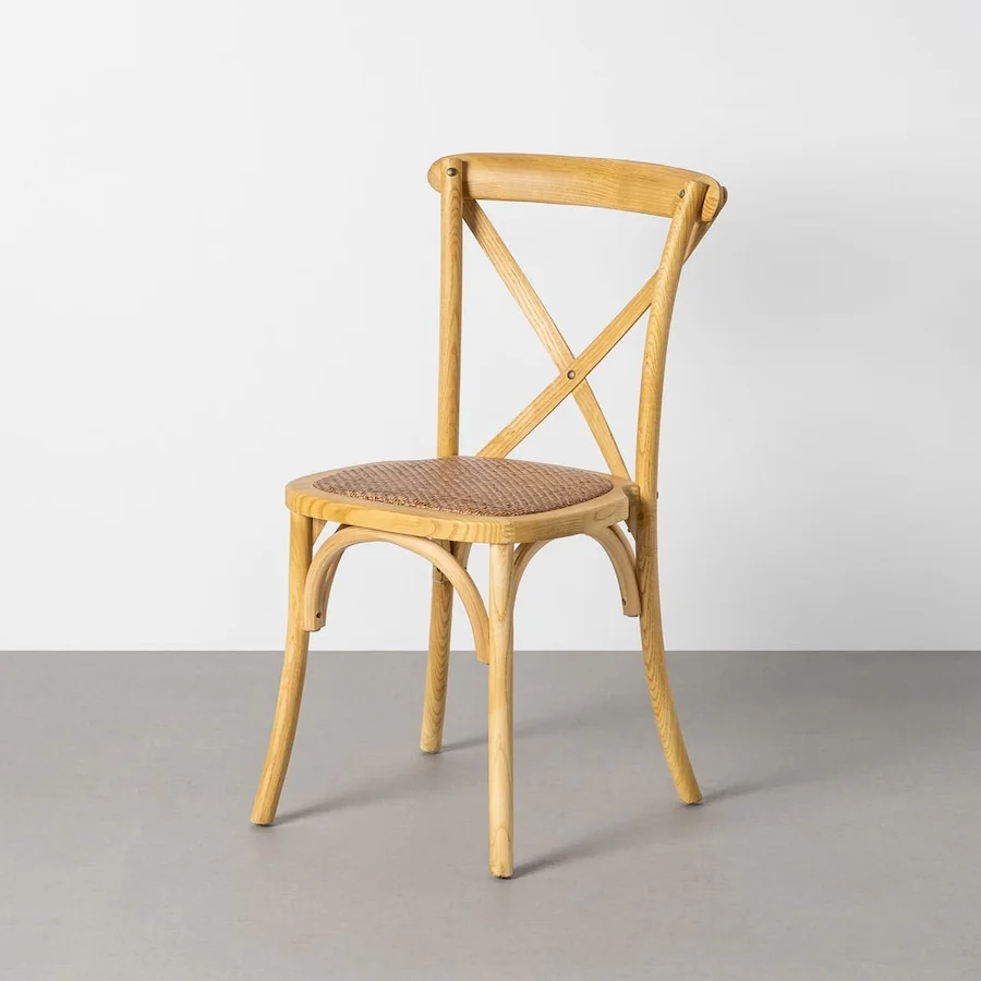 Chaise en orme à dossier croisé sur fond gris