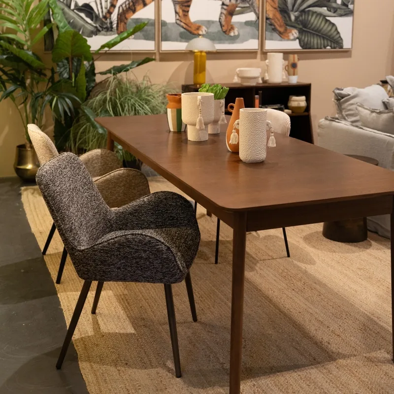 Fauteuil de table Trevise d'Athezza beige chiné en bout de table à manger en bois