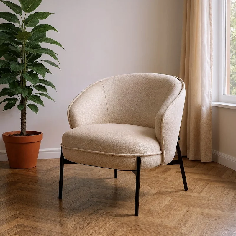 Fauteuil beige dans un salon près d'une fenêtre