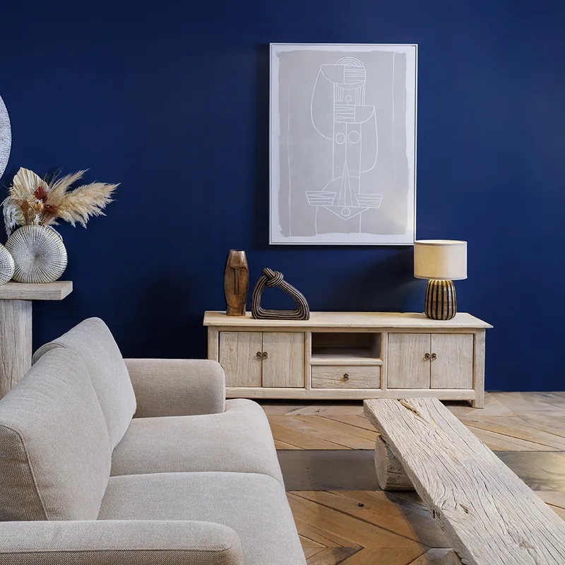 Meuble TV Tampere en orme recyclé blanchi dans un salon à mur bleu nuit