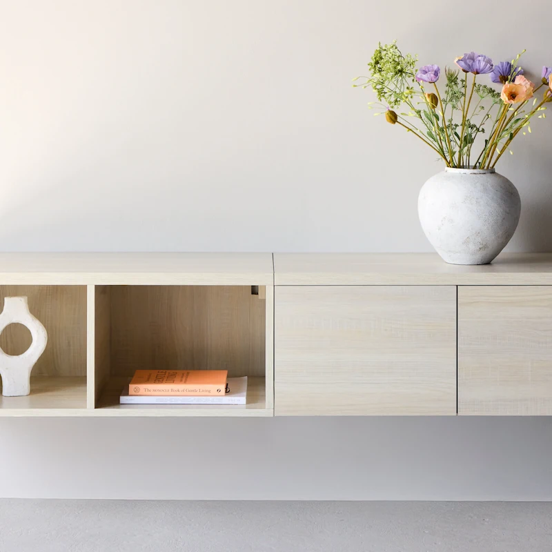 Meuble TV Nomi finition blanchie, deux tiroirs et deux niches