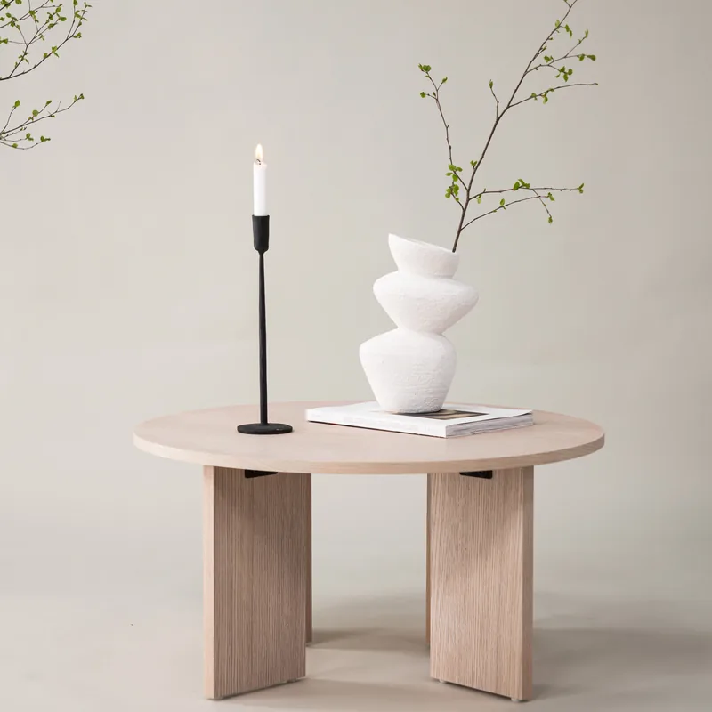 Table basse ronde Askerön en bois blanchi, vue de face sur fond blanc