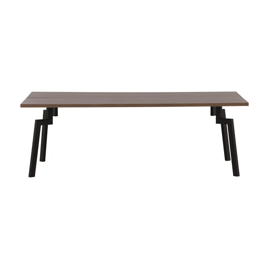 Table basse Bethan plateau effet noyer et pieds en métal noir coudés, vue de face sur fond blanc