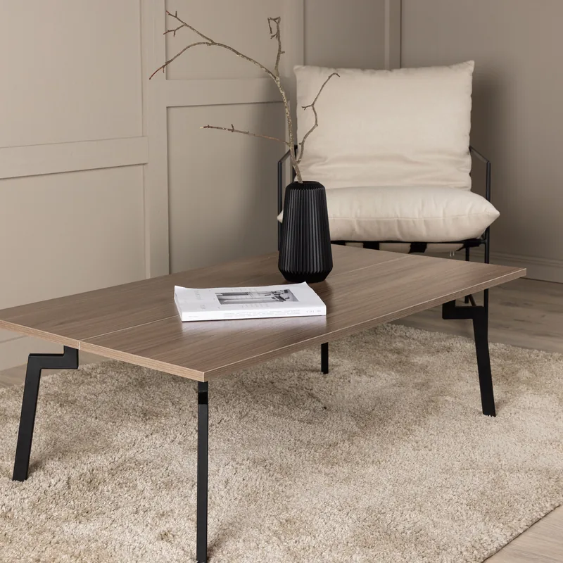 Table basse Bethan plateau effet noyer et pieds en métal noir coudés, vue de face sur fond blanc