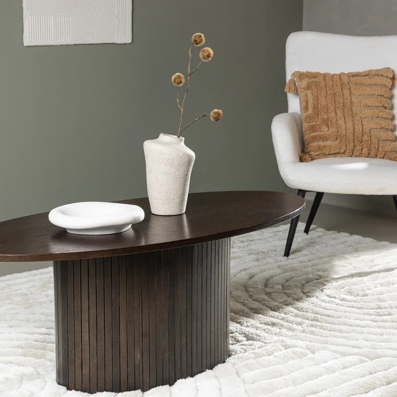 Table basse ovale Bianca couleur moka sur pied colonne cannelé, vue de face sur fond blanc