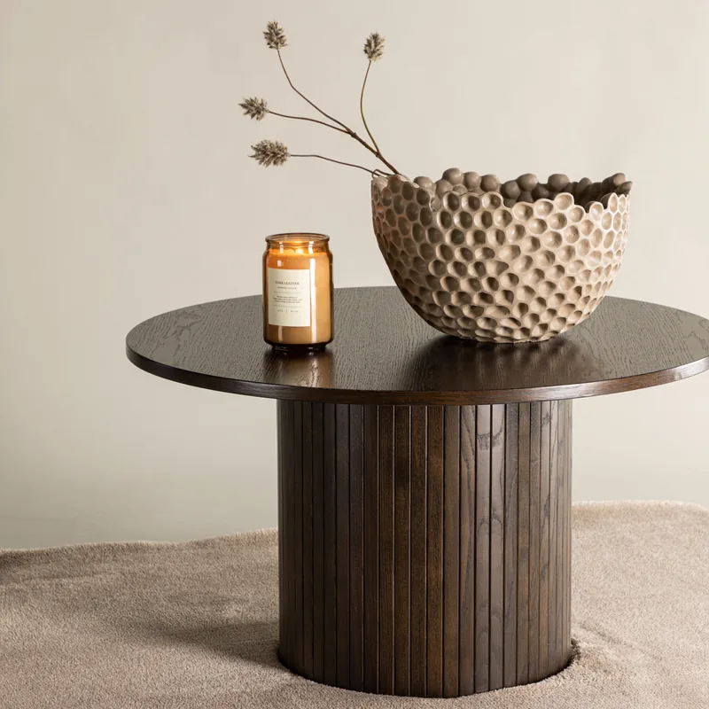 Table basse ronde Bianca couleur moka sur pied colonne cannelé, vue de face sur fond blanc