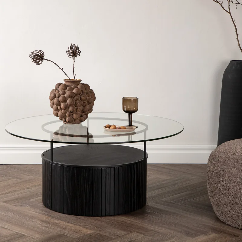 Table basse ronde Bovall, plateau en verre transparent sur socle cylindrique noir cannelé, vue de face