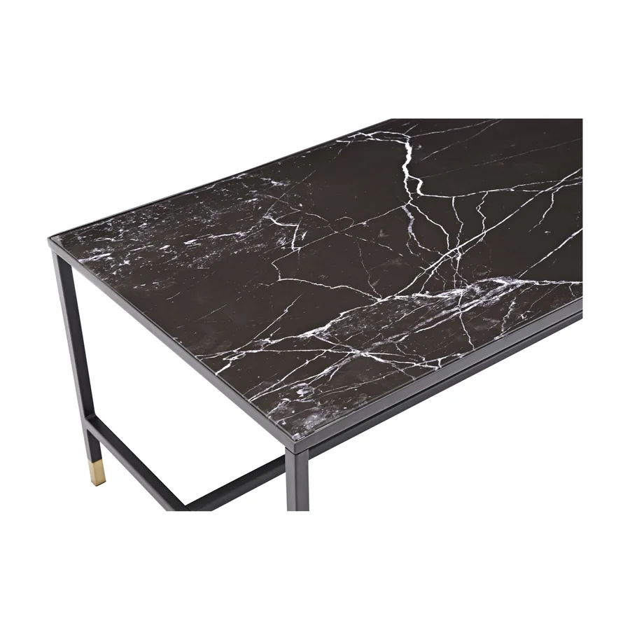 Table basse Dipp, plateau noir veiné de blanc sur cadre en métal noir à embouts laiton, vue en plongée