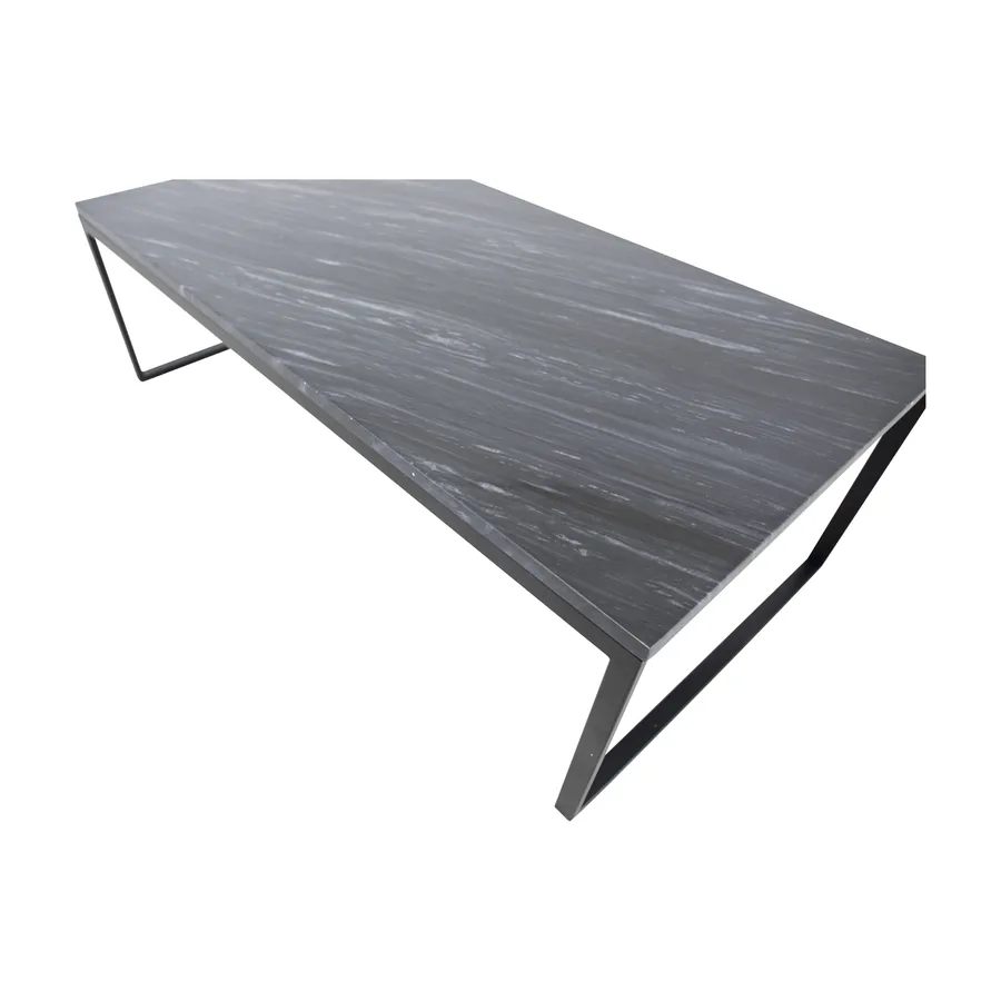Table basse Estelle en marbre gris sur piètement luge en métal noir, vue en plongée