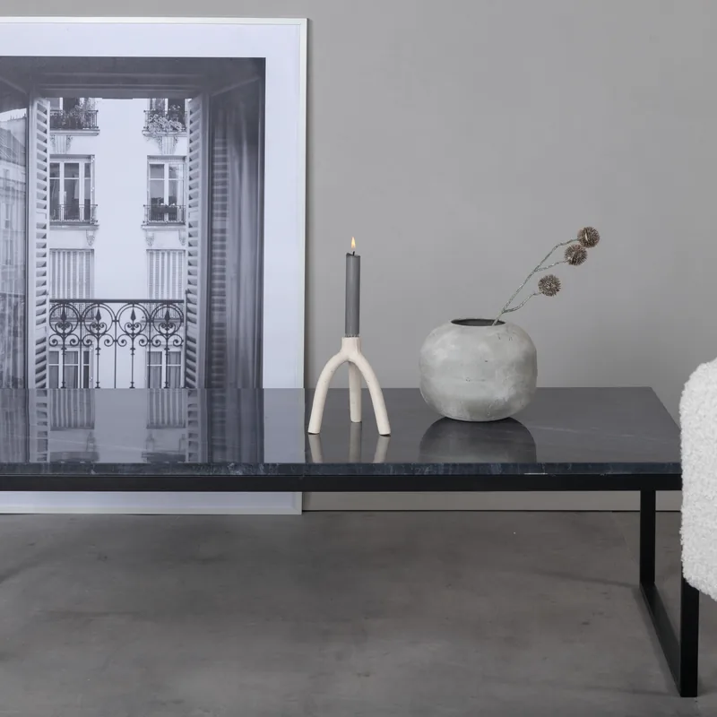 Table basse Estelle en marbre gris sur piètement luge en métal noir, vue en plongée