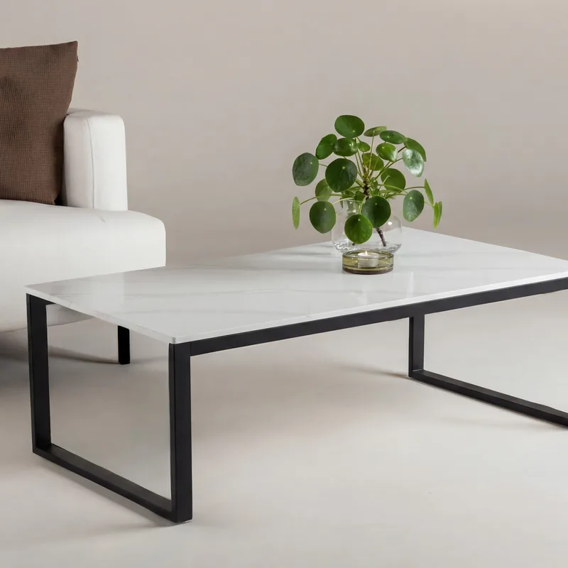 Table basse Estelle en pierre frittée effet marbre blanc sur piètement luge noir, vue de face