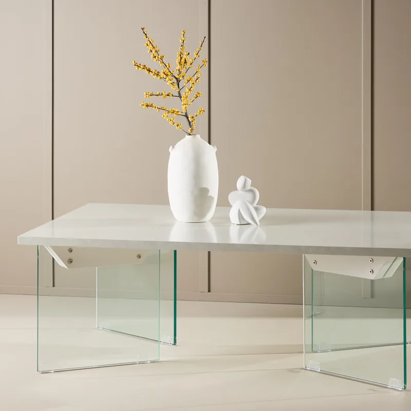 Table basse Ester, plateau effet béton blanc sur deux pieds en verre, vue de face
