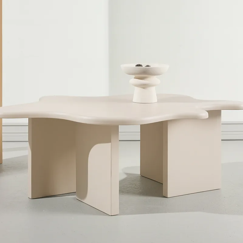 Table basse Flower beige, plateau en forme de fleur sur pieds en panneaux arrondis, vue de trois quarts