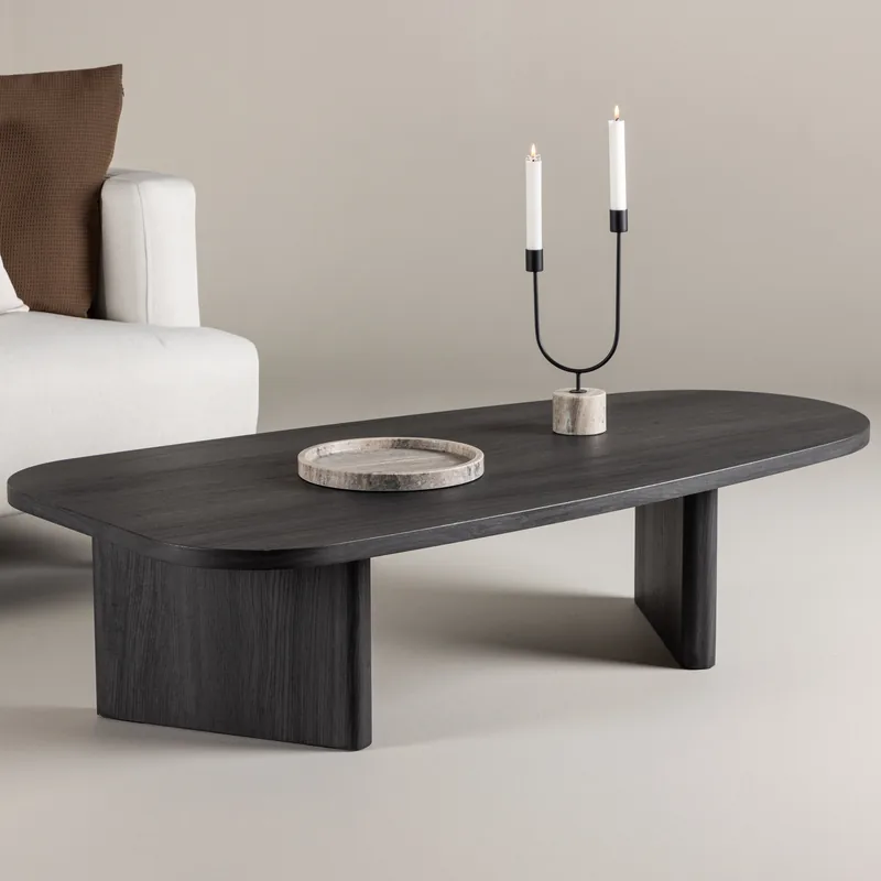 Table basse Grönvik noire, plateau aux bords galbés sur pieds en panneaux pleins, vue de trois quarts