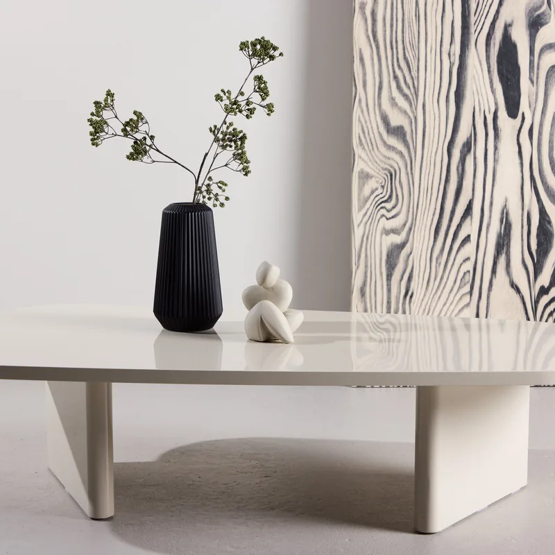 Table basse Grönvik beige brillant, plateau fin sur pieds en planches, vue de face