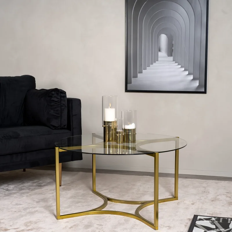 Table basse ronde Kivik, plateau en verre sur piètement en laiton brossé, vue de face