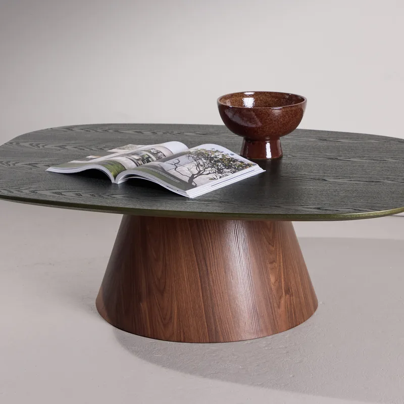 Table basse Lanzo, plateau vert foncé aux bords arrondis sur pied conique couleur moka, vue de face