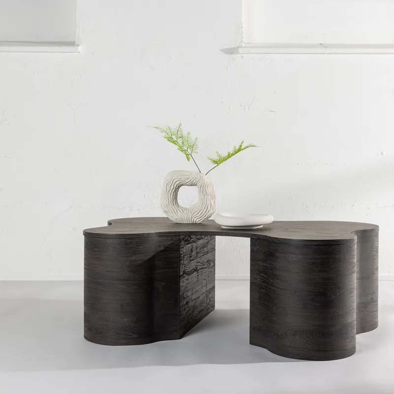 Table basse Larvik plaqué bois moka, plateau à lobes sur pieds cannelés arrondis, vue de face