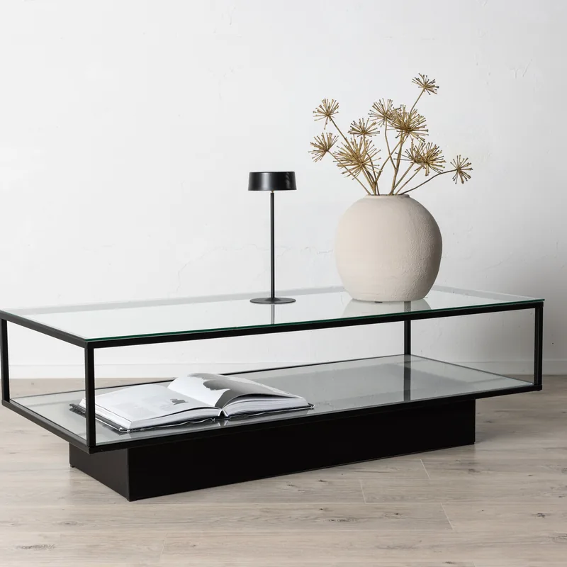 Table basse Maglehem, plateau et tablette en verre dans un cadre noir, vue de face