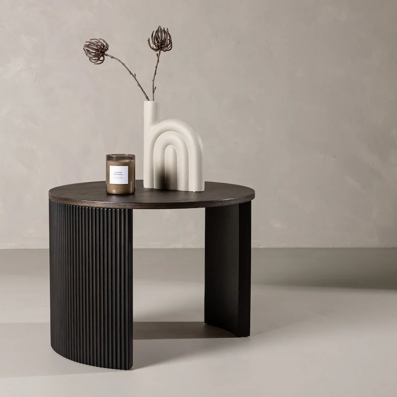 Table basse ronde moka sur fond blanc