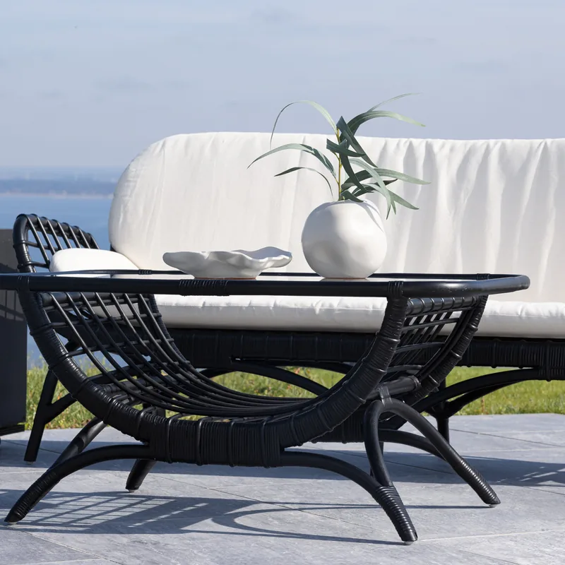 Table basse d'extérieur Moana en rotin noir et plateau en verre transparent, vue de face
