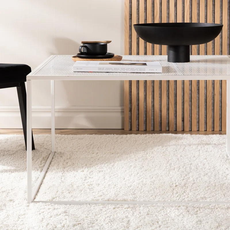 Table basse Netz blanche en métal, plateau en maille sur cadre fin, vue de face