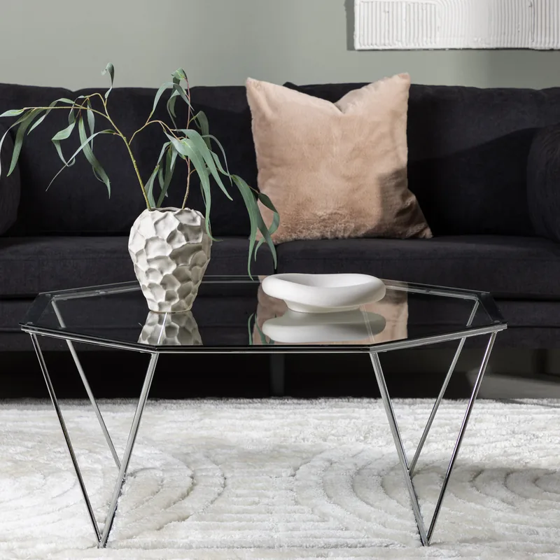 Table basse Österlen, plateau octogonal en verre sur structure géométrique chromée, vue de face
