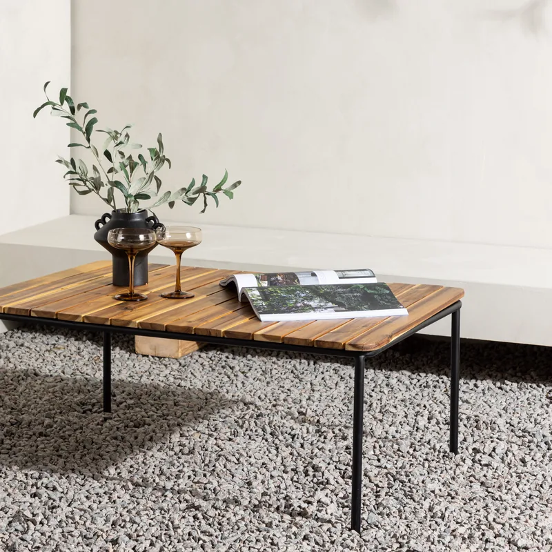 Table basse d'extérieur Penh, plateau à lattes en acacia sur pieds en acier noir, vue de face