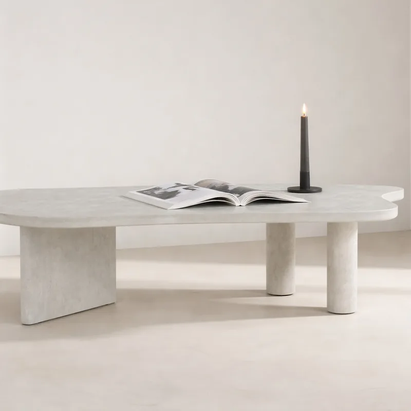 Table basse Polle effet béton gris clair, plateau en galet sur pieds panneau et cylindres, vue de face