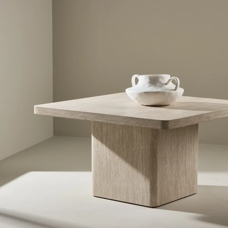 Table basse carrée Qvart effet travertin beige sur pied central carré, vue de face