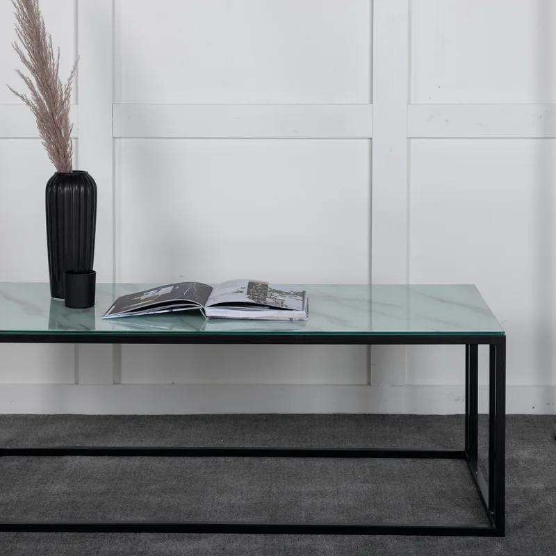 Table basse Rock, plateau en verre effet marbre blanc sur cadre en métal noir, vue en plongée