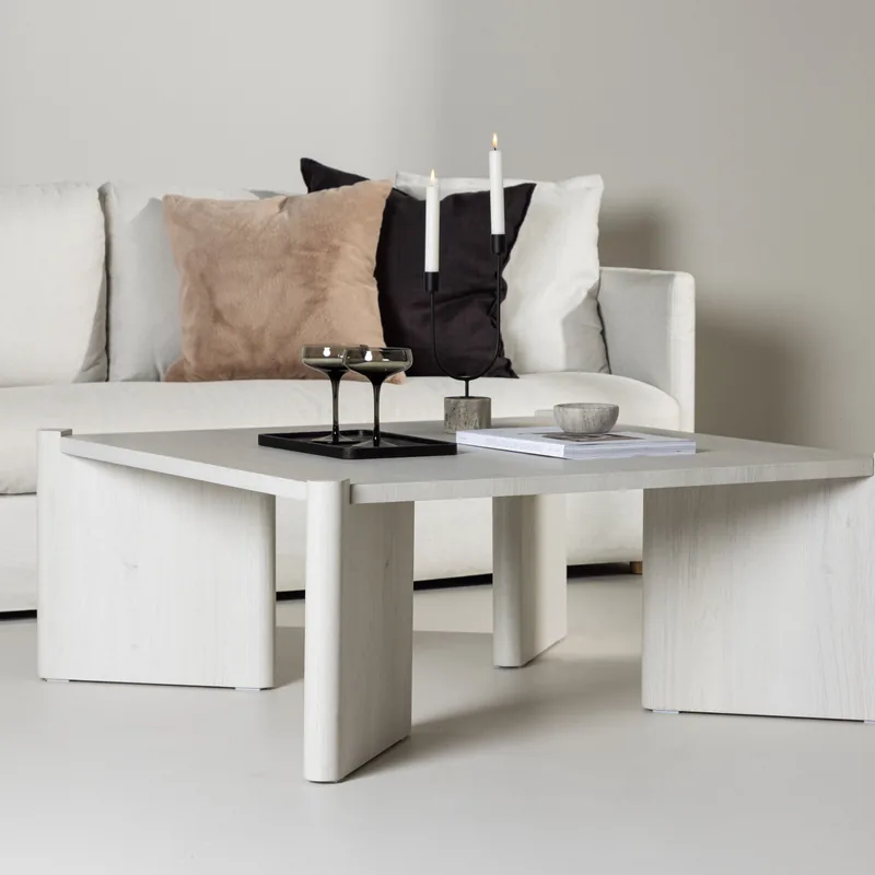 Table basse carrée Rogaland bois blanchi sur pieds en panneaux, vue de face