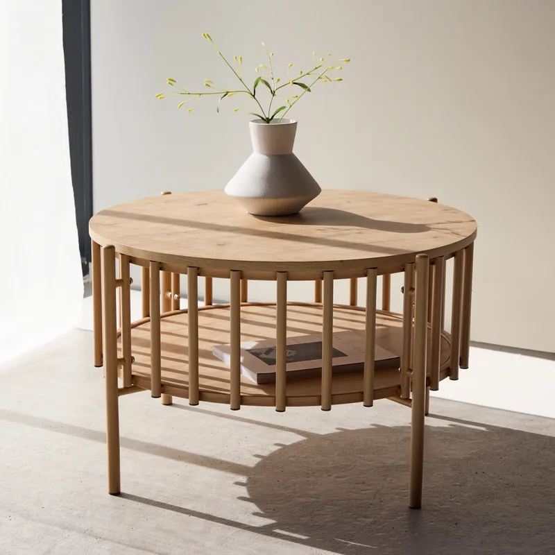 Table basse ronde Rubbo effet bois naturel, plateau entouré de barreaux avec étagère basse, vue de face