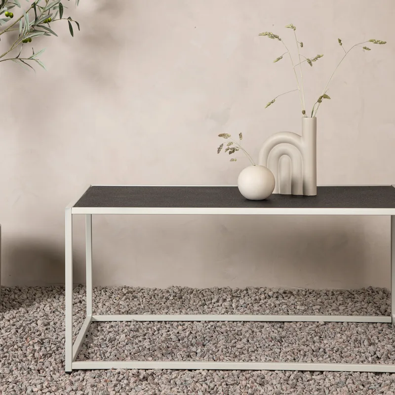 Table basse d'extérieur Siaton, plateau gris sur cadre en acier beige, vue de face