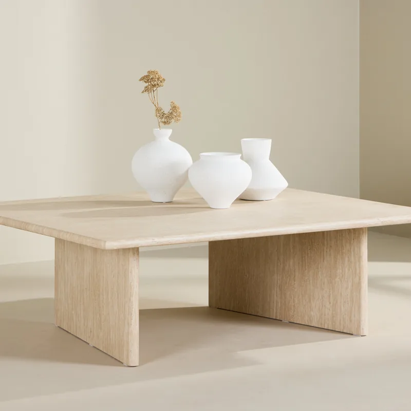 Table basse Skagen effet travertin beige sur pieds en panneaux, vue de face