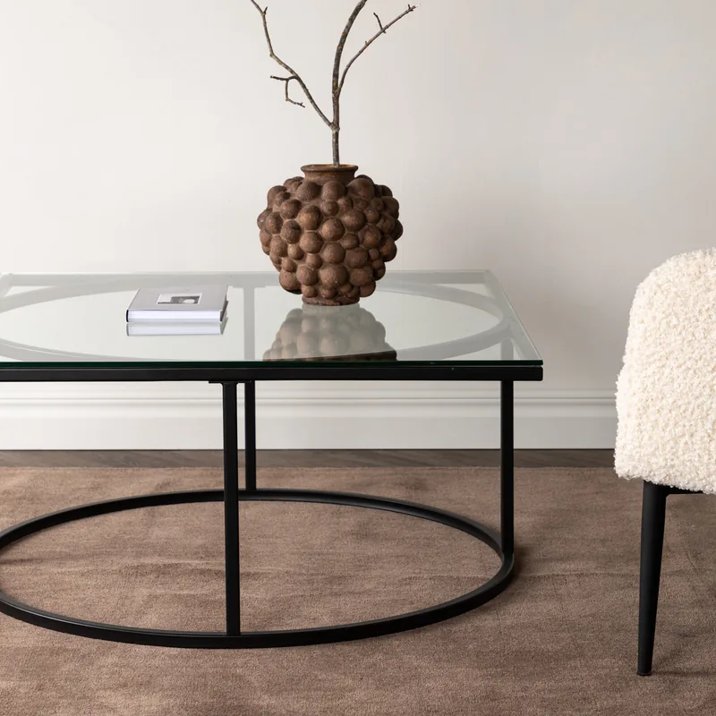 Table basse carrée Skanör, plateau en verre sur piètement noir à anneau, vue de face
