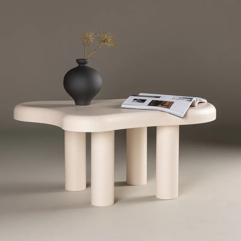Table basse Strömstad blanche, plateau en forme de nuage sur pieds cylindriques, vue de face