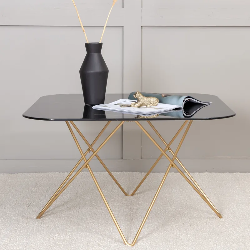 Table basse carrée Tristar, plateau en verre noir sur piètement en fils de laiton brossé croisés, vue de face