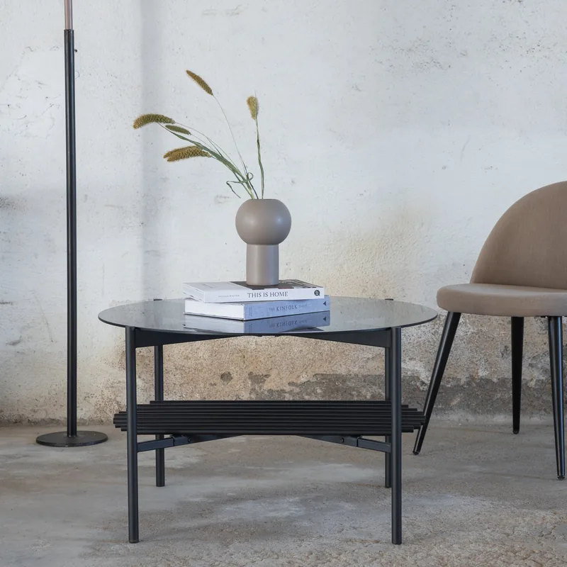 Table basse ronde Von, plateau en verre fumé noir et étagère à lattes en métal noir, vue de face