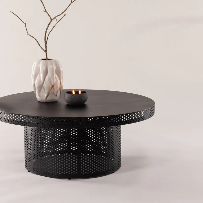 Table basse ronde West noire, plateau sur base en métal perforé, vue de face
