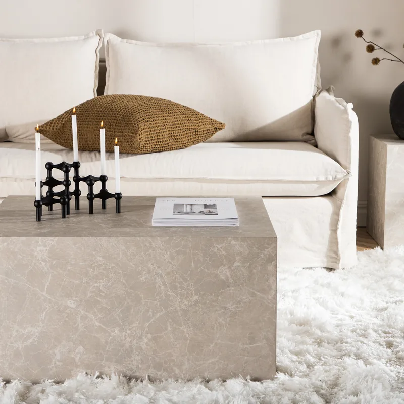 Table basse York basse en bloc plein effet marbre beige, vue de face