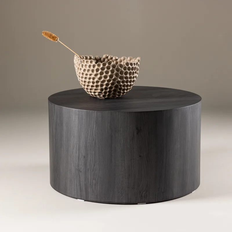 Table basse ronde York noire en cylindre plein effet bois, vue de face