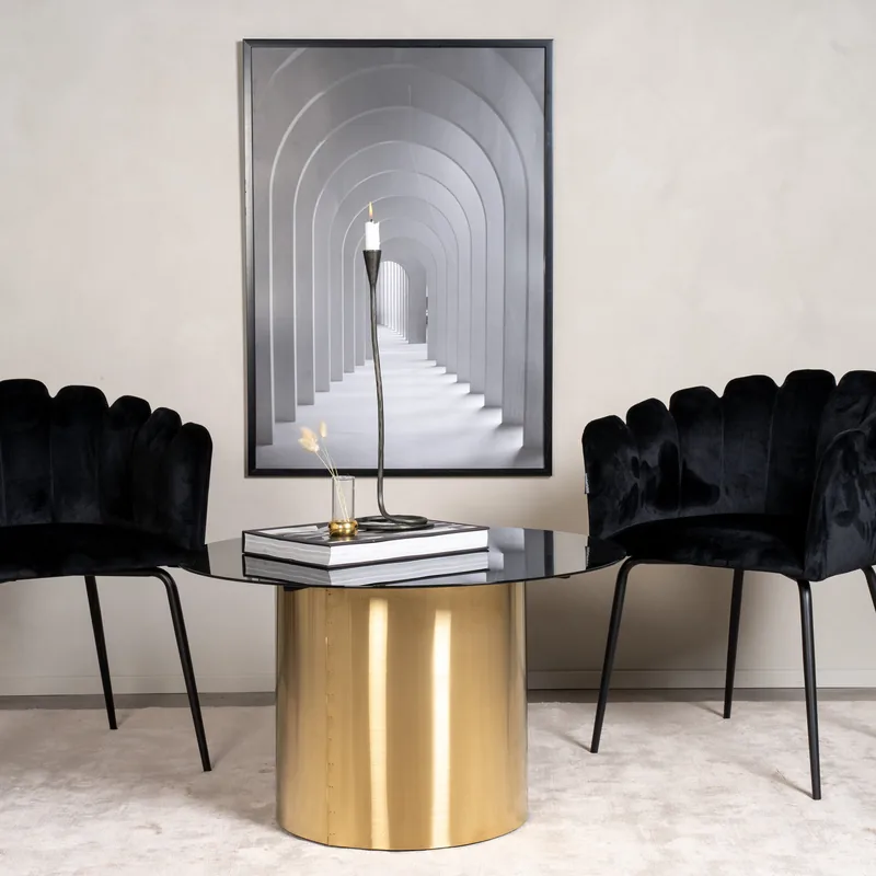 Table basse ronde Ystad, plateau en verre fumé sur pied cylindrique en laiton brillant, vue de face