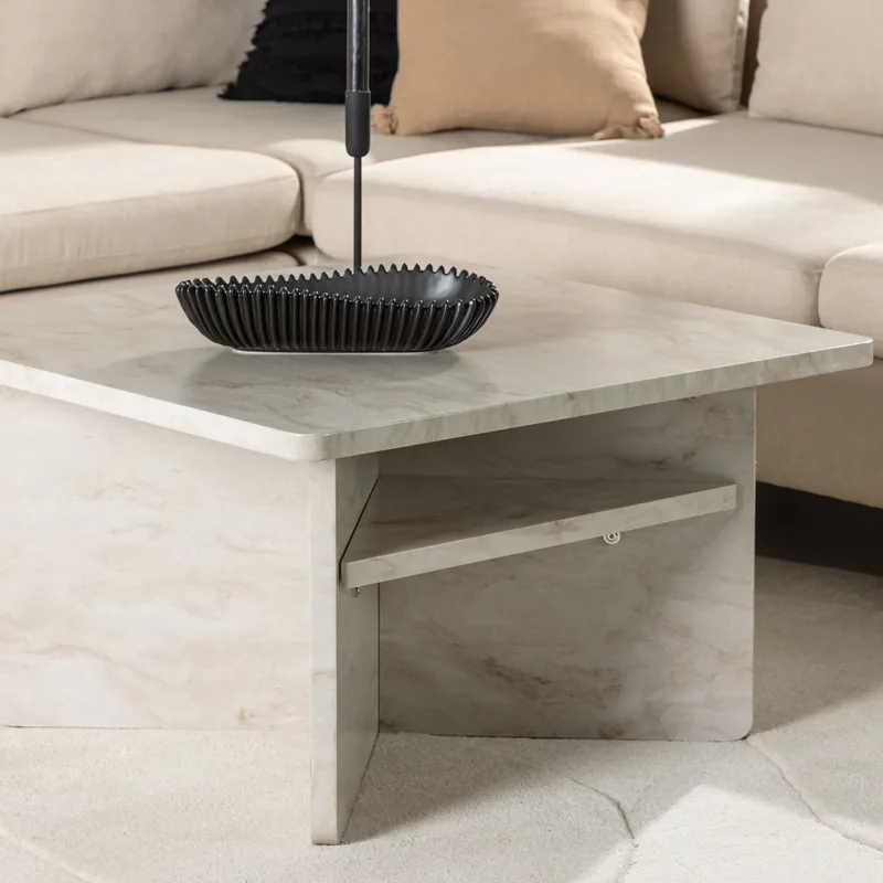 Table d'appoint carrée Ålesund effet marbre beige sur pieds en panneaux croisés avec étagère, vue de face
