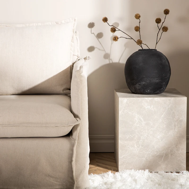 Table d'appoint cube effet marbre beige sur fond blanc