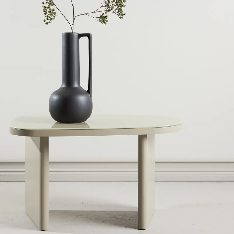 Table d'appoint Grönvik beige, plateau en verre aux bords galbés sur pieds en panneaux, vue de face