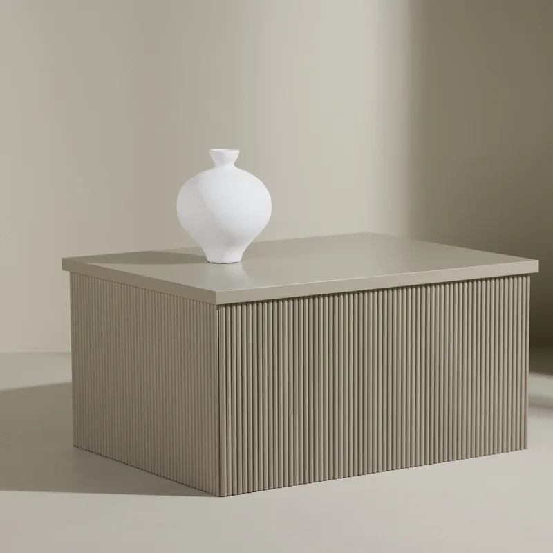 Table d'appoint Lenox beige, caisson rainuré sous un plateau lisse, vue de face