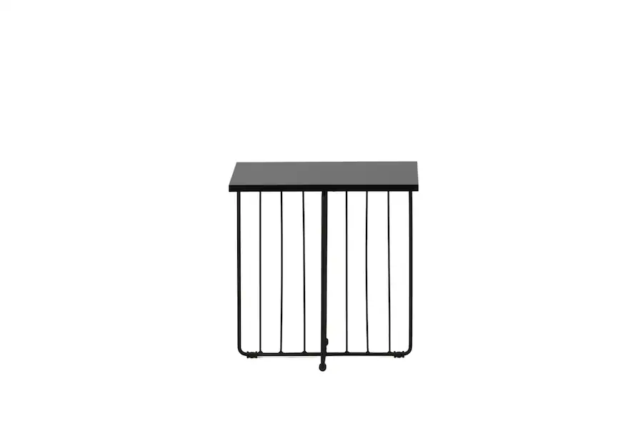 Table d'appoint carrée noire sur fond blanc